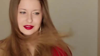 Kırmızı ruj sürmüş, uzun saçlı güzel, mutlu bir kadın. Güzellik blogcusu, etkileyici video hikayeleri sosyal medya vlog 'u için.