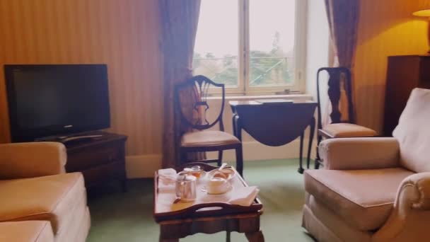 英国一家享有盛誉的乡村旅馆的卧室里 有精致的家具 毛绒绒的床上用品和舒适的家居环境 — 图库视频影像