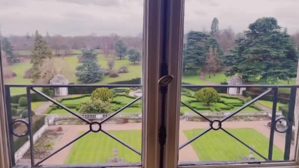 Fensterblick Auf Einen Großen Garten Mit Einem Brunnen Der Mitte — Stockvideo
