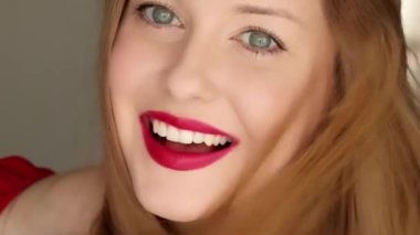 Kırmızı ruj sürmüş, uzun saçlı güzel, mutlu bir kadın. Güzellik blogcusu, etkileyici video hikayeleri sosyal medya vlog 'u için.