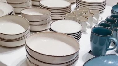 Ev dekorasyonu mağazası, sürdürülebilir ürün ve marka konsepti. Toplu market alışveriş merkezinde seramik sofra takımı, iç tasarım dekorasyon ürünlerinin çevre dostu lüks koleksiyonu