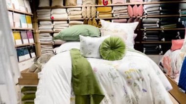 Ev dekorasyonu mağazası, sürdürülebilir ürün ve marka konsepti. Çevre dostu lüks yatak ve yatak odası dekorasyonu koleksiyonu, kitlesel market alışveriş merkezinde iç dizayn dekorasyon ürünleri