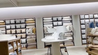 Ev dekorasyonu mağazası, sürdürülebilir ürün ve marka konsepti. Kitle pazarındaki alışveriş merkezlerinde ev eşyaları, mobilyalar ve iç tasarım dekorasyon ürünlerinin çevre dostu lüks koleksiyonu