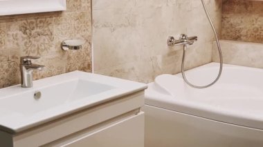 Modern iç mobilyalar ve köy tarzı lavabo kırsal bir banyoda.