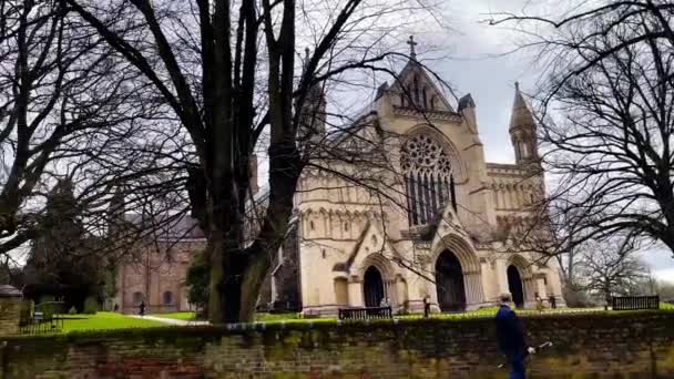 2023年3月 英格兰赫特福德郡圣奥尔本斯 英国美丽的圣奥尔本斯大教堂 春天清晨 — 图库视频影像
