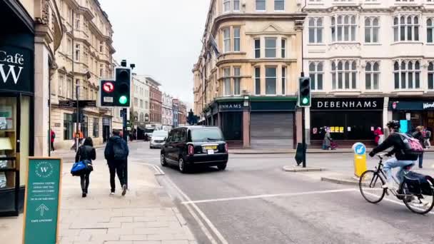 2023年3月 英国牛津 牛津郡 英国牛津市中心大街 历史建筑 汽车交通和慢行人群 — 图库视频影像