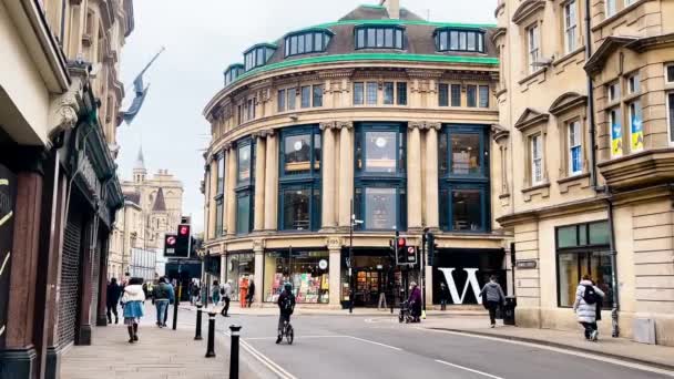2023年3月 英格兰 牛津市中心商业街 历史建筑 商店和商店 慢行的人们 — 图库视频影像