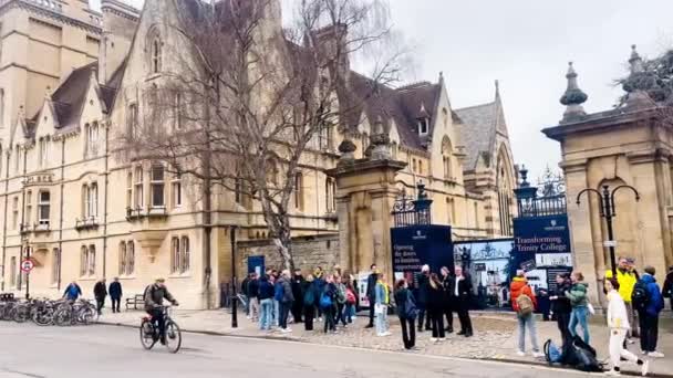 Oxford Oxfordshire Inglaterra Marzo 2023 Estudiantes Cerca Entrada Oxford University — Vídeos de Stock