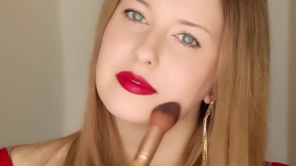 Hermosa Mujer Que Aplica Polvo Con Cepillo Maquillaje Sonriente Producto — Vídeo de stock