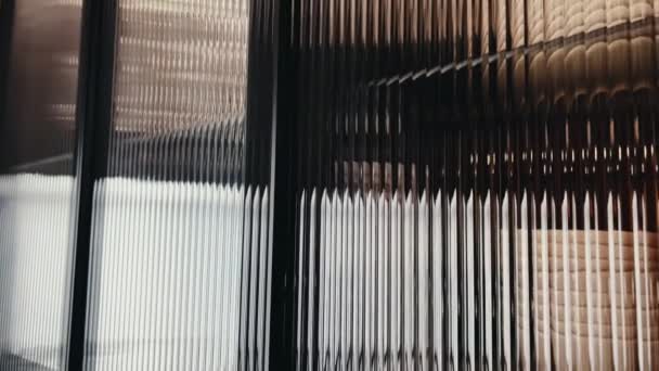Скляні Кухонні Шафи Змонтовані Стіні Дизайн Інтер Єру Оздоблення Будинку — стокове відео