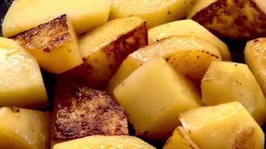 Tavada patates kızartması, tarif için cips pişirme, ev yapımı konfor yemeği ve akşam yemeği hazırlama, yavaş çekim video.