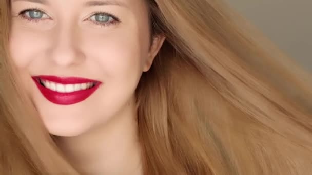Красивая Счастливая Улыбающаяся Женщина Длинными Волосами Красная Помада Макияж Красота — стоковое видео