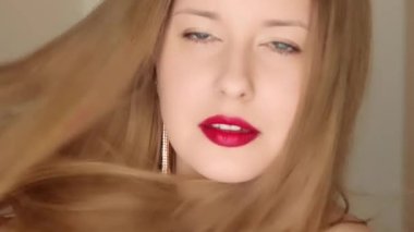 Kırmızı ruj sürmüş, uzun saçlı güzel, mutlu bir kadın. Güzellik blogcusu, etkileyici video hikayeleri sosyal medya vlog 'u için.