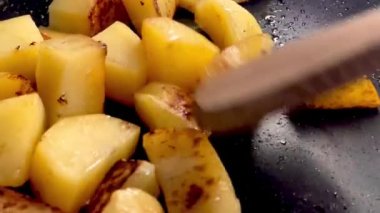 Tavada patates kızartması, tarif için cips pişirme, ev yapımı konfor yemeği ve akşam yemeği hazırlama, yavaş çekim video.