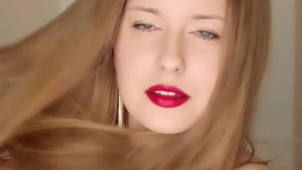 Piękna Szczęśliwa Uśmiechnięta Kobieta Długimi Włosami Czerwonej Szmince Makijaż Bloger — Wideo stockowe