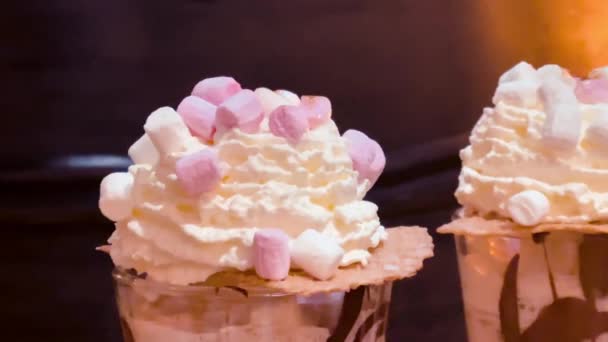Café Com Leite Com Chantilly Marshmallows Café Antuérpia Bélgica Vídeo — Vídeo de Stock