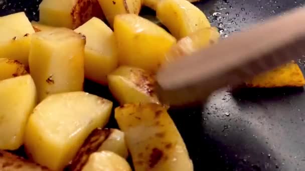 Pokrojone Ziemniaki Smażenie Patelni Proces Gotowania Frytki Dla Przepisu Domowe — Wideo stockowe