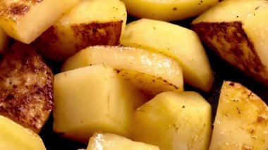 Tavada patates kızartması, tarif için cips pişirme, ev yapımı konfor yemeği ve akşam yemeği hazırlama, yavaş çekim video.