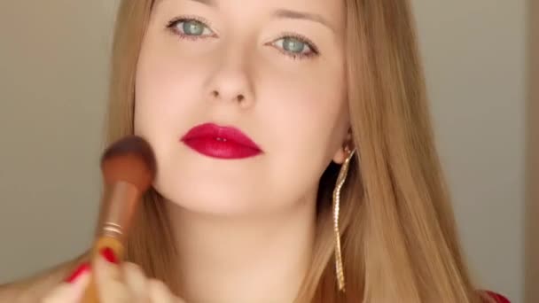 Schöne Frau Die Puder Mit Schminkpinsel Aufträgt Und Lächelt Kosmetisches — Stockvideo