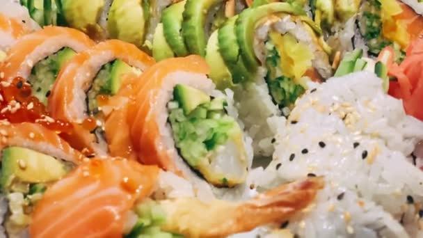 Sushi Étteremben Ázsiai Konyha Ételként Ebédre Vagy Vacsorára Ízletes Recept — Stock videók