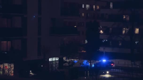 Автомобиль Правоохранительных Органов Патрулирует Жилой Район Темноте — стоковое видео