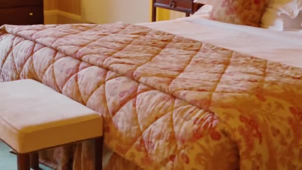 Κρεβατοκάμαρα Ένα Αποκλειστικό Ξενοδοχείο Της Αγγλικής Υπαίθρου Έπιπλα Σχεδιαστών Διακοσμητική — Αρχείο Βίντεο