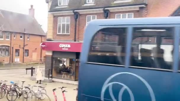 2023年3月のイギリス オックスフォードシャー州オックスフォード郊外のバス ウィンドウからの住宅 — ストック動画