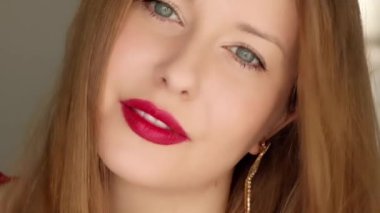 Kırmızı ruj sürmüş, uzun saçlı güzel, mutlu bir kadın. Güzellik blogcusu, etkileyici video hikayeleri sosyal medya vlog 'u için.