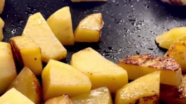 Tavada patates kızartması, tarif için cips pişirme, ev yapımı konfor yemeği ve akşam yemeği hazırlama, yavaş çekim video.