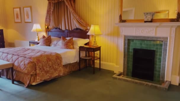 Dormitorio Exclusivo Hotel Rural Inglés Con Suntuosas Camas Elegante Decoración — Vídeo de stock