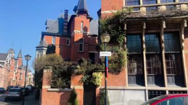 Belçika 'nın Antwerp şehrinin tarihi bölümünde büyük mimari, güneşli bir günde, yavaş çekim videosu