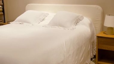 Ev dekorasyonu mağazası, sürdürülebilir ürün ve marka konsepti. Kitle pazarındaki alışveriş merkezlerinde ev eşyaları, mobilyalar ve iç tasarım dekorasyon ürünlerinin çevre dostu lüks koleksiyonu