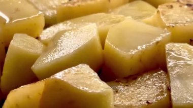 Tavada patates kızartması, tarif için cips pişirme, ev yapımı konfor yemeği ve akşam yemeği hazırlama, yavaş çekim video.