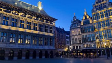Antwerp, Belçika 'nın Grote Markt' ı. Güzel, eski şehir meydanı, gece ışıkları, yavaş çekim videosu.