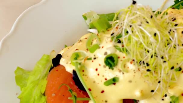 在餐馆吃早餐或早午餐时 鸡蛋在全麦面包上涂上鲑鱼和鳄梨 慢动作视频 — 图库视频影像