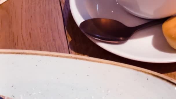 Традиційні Бельгійські Вафлі Чорницею Шоколадом Кафетерії Антверпені Бельгія Повільне Відео — стокове відео