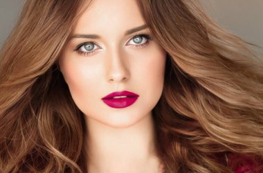 Güzellik, makyaj ve saç stili, güzel bir kadının yüz portresi, kırmızı ruj makyajı ve cilt makyajı, saç bakımı, cazibe stili ve moda fikri.