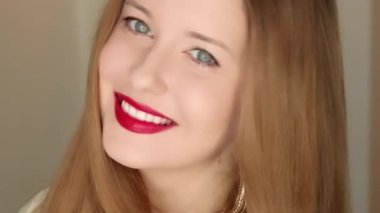 Kırmızı ruj sürmüş, uzun saçlı güzel, mutlu bir kadın. Güzellik blogcusu, etkileyici video hikayeleri sosyal medya vlog 'u için.