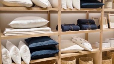 Ev dekorasyonu mağazası, sürdürülebilir ürün ve marka konsepti. Kitle pazarındaki alışveriş merkezlerinde ev eşyaları, mobilyalar ve iç tasarım dekorasyon ürünlerinin çevre dostu lüks koleksiyonu