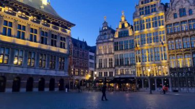 Antwerp, Belçika 'nın Grote Markt' ı. Güzel, eski şehir meydanı, gece ışıkları, yavaş çekim videosu.
