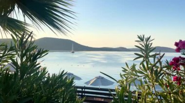 Akdeniz kıyıları, deniz manzarası, deniz manzarası ve yaz seyahati, yavaş çekim video