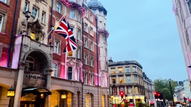 ロンドン イギリス 2023年10月頃 歴史的な建物の英国ユニオンジャックの旗 スローモーションビデオ — ストック動画