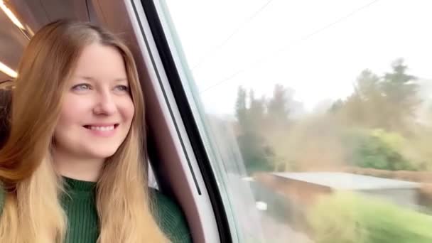 Mladá Žena Moderním Vlaku Jako Cestující Práce Studium Dojíždění Životní — Stock video