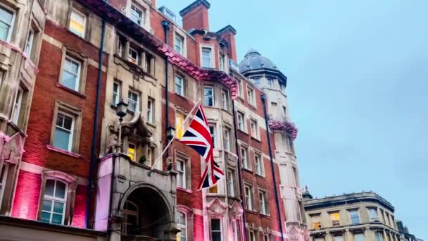Britská Vlajka Union Jack Historické Budově Londýně Velká Británie Zpomalené — Stock video