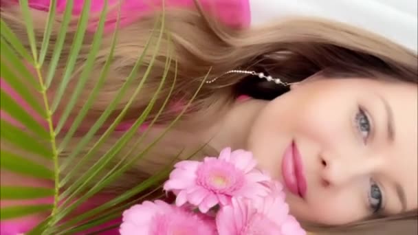 Glad Leende Kvinna Med Bukett Rosa Blommor Som Semester Gåva — Stockvideo
