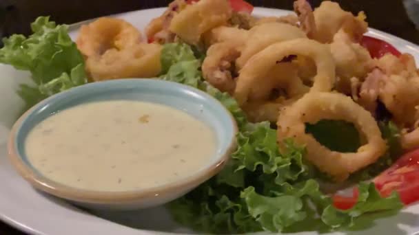 Calamares Fritos Crujientes Servidos Como Aperitivo Cena Restaurante Video Cámara — Vídeo de stock