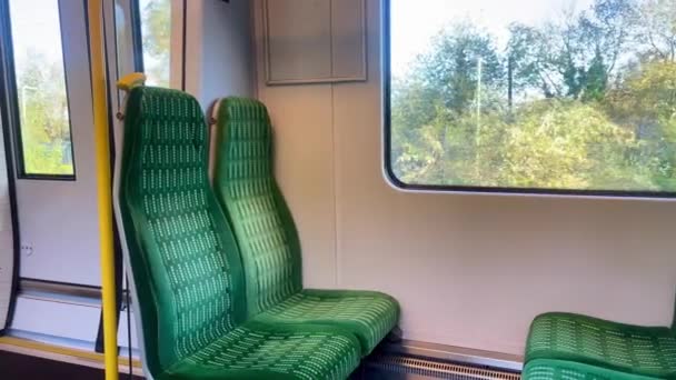 英国乡村火车 通勤和交通中舒适的座位 慢动作视频 — 图库视频影像