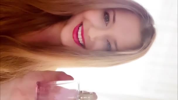 Belleza Perfume Cosméticos Retrato Facial Mujer Hermosa Con Fragancia Botella — Vídeo de stock
