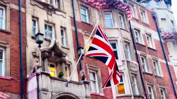イギリス ロンドン イギリスの歴史的な建物の英国ユニオンジャックの旗 スローモーションビデオ — ストック動画