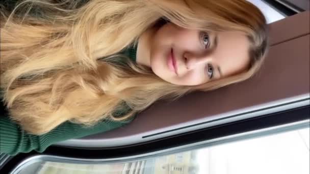 Mladá Žena Moderním Vlaku Jako Cestující Práce Studium Dojíždění Životní — Stock video